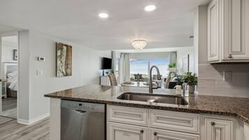 冰箱、微波炉、烤箱、炉灶