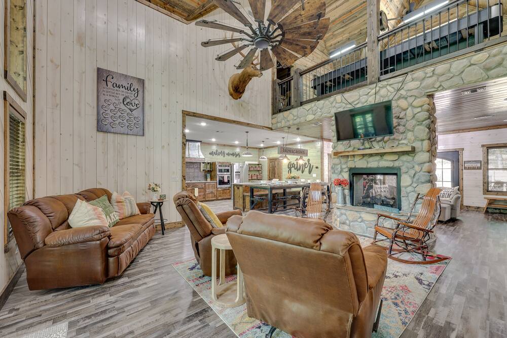 Gorgeous Broken Bow Family Home w\/ Private Hot Tub