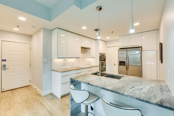 Fridge, microwave, stovetop, dishwasher