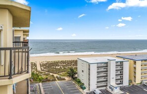 Um hotel na praia com vista para o oceano.