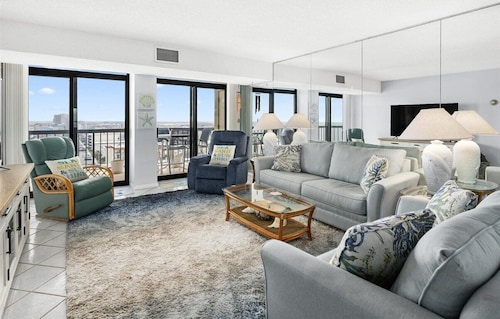 Beautiful 3 BR 2 BA Unit in Ocean Front Building with a Pool!