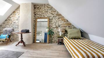 2 bedrooms, iron/ironing board, bed sheets