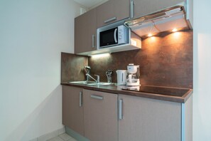 Køleskab, mikrobølgeovn, opvaskemaskine, kaffe-/temaskine