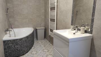 Secadora de cabello, toallas, jabón, shampoo