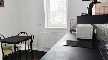 Kjøleskap, mikrobølgeovn, ovn og oppvaskmaskin