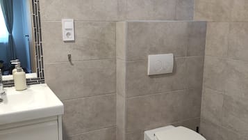 Secador de pelo, toallas, jabón, shampoo