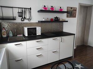 Kühlschrank, Mikrowelle, Ofen, Geschirrspüler