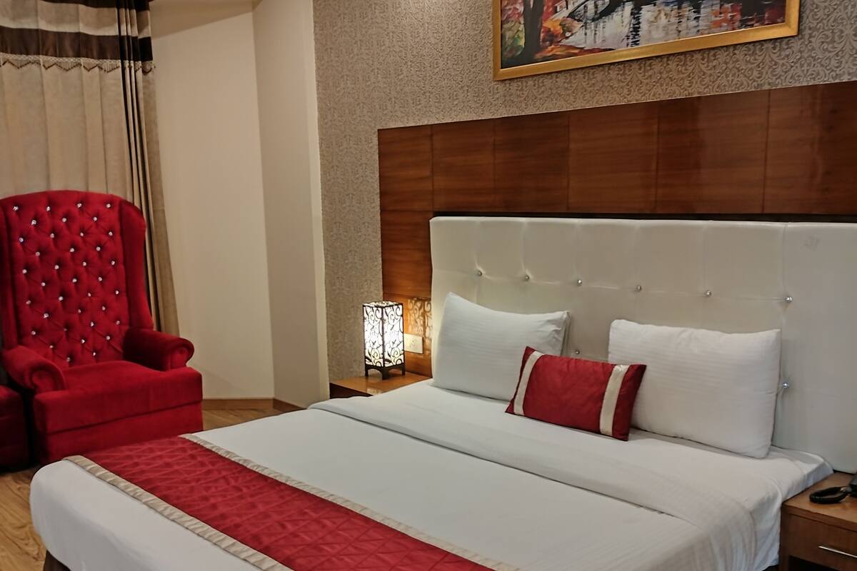 标准开间套房 | 高档床上用品、客房内保险箱、办公桌、笔记本电脑工作区