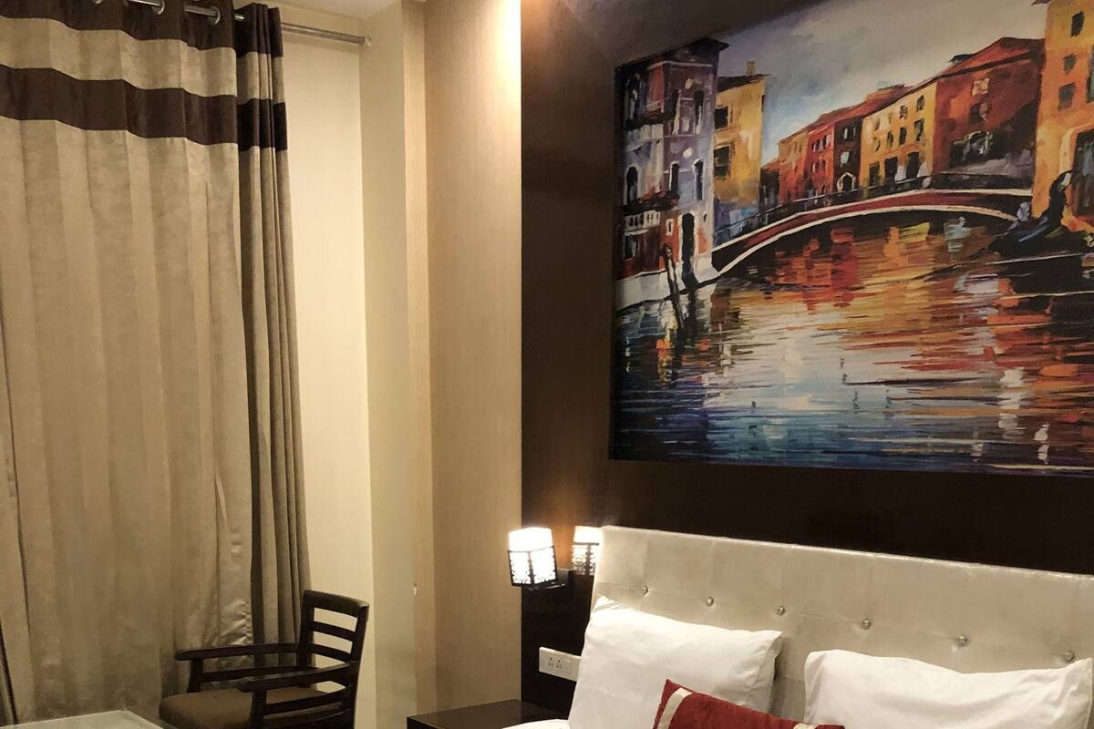 Premium bedding, in-room safe, desk, laptop workspace