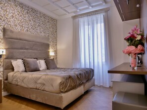 Habitación Confort con 1 cama doble o 2 individuales | Minibar, caja fuerte, mobiliario individual y escritorio