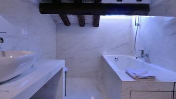 Camera Superior | Bagno | Soffione a pioggia, set di cortesia gratuito, asciugacapelli, pantofole