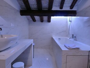 Kamar Superior | Kamar mandi | Pancuran hujan, perlengkapan mandi gratis, pengering rambut, dan sandal