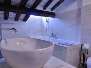 Superior-Zimmer | Badezimmer | Regendusche, kostenlose Toilettenartikel, Haartrockner, Hausschuhe