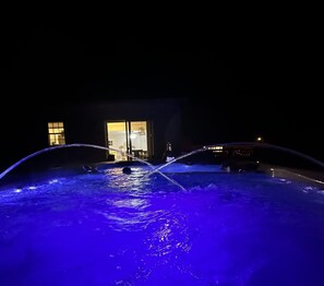 Alberca al aire libre y alberca climatizada