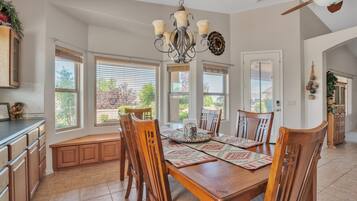 House, 3 Bedrooms | Private kitchen | Fridge, oven, coffee/tea maker, toaster