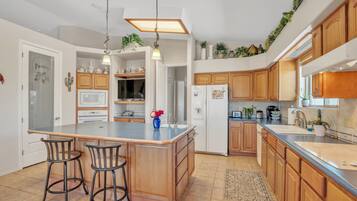 House, 3 Bedrooms | Private kitchen | Fridge, oven, coffee/tea maker, toaster