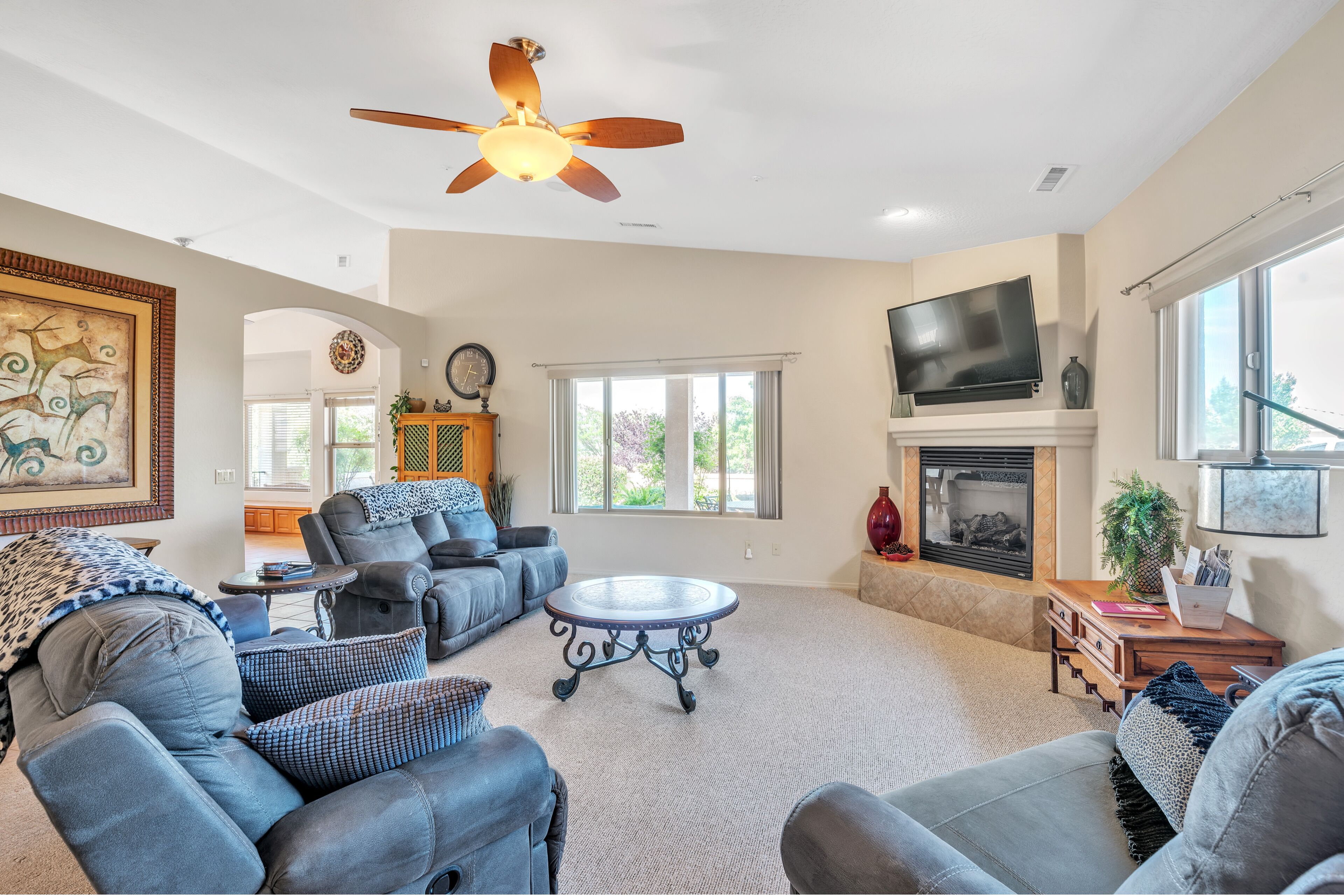 Nhà, 3 phòng ngủ | Khu phòng khách | Smart TV, dịch vụ stream 