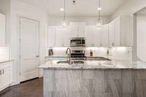 Townhome, 4 Bedrooms | Private kitchen