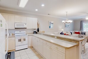 冷蔵庫、電子レンジ、オーブン、コンロ