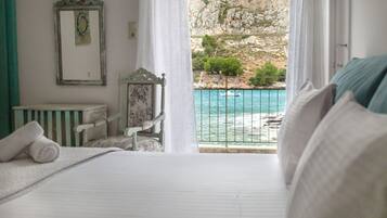 2 bedrooms, in-room safe, iron/ironing board, free WiFi