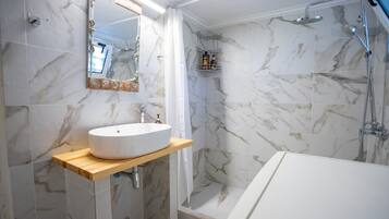 Baignoire, sĂšche-cheveux, serviettes fournies, papier toilette
