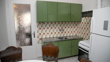 Fridge, microwave, oven, coffee/tea maker