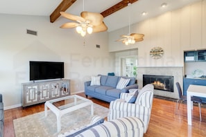 Living area - 2890 S Fletcher Ave 3 Bedroom Home by RedAwning (Fernandina Beach)