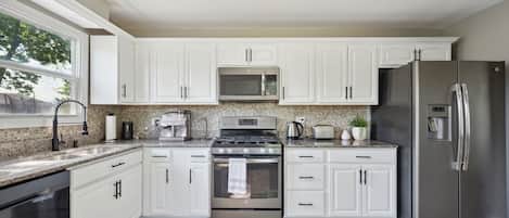 House, 3 Bedrooms | Private kitchen | Fridge, oven, coffee/tea maker, electric kettle