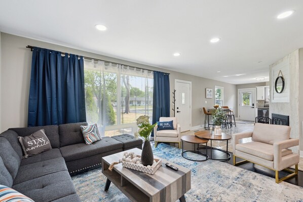 House, 3 Bedrooms | Living area | Smart TV, streaming services - Charming Contemporary Family Home 3 Bedroom Home by RedAwning (Glenview)