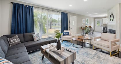 Charming Contemporary Family Home 3 Bedroom Home by RedAwning