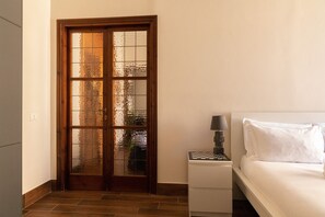 1 dormitorio, escritorio, tabla de planchar con plancha y cuna de viaje