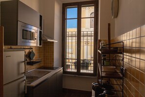 Fridge, microwave, stovetop, dishwasher - I | Vaticano | Nox Romana Apartments (Roma)