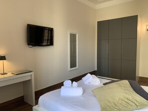 1 dormitorio, escritorio, tabla de planchar con plancha y cuna de viaje