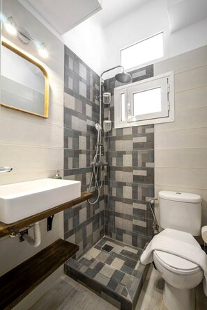 Suihku, hiustenkuivaaja, pyyhkeet, saippua