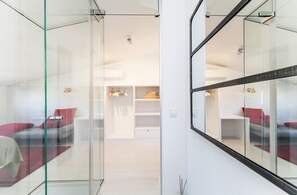 1 室のベッドルーム、セーフティボックス (室内)、アイロン / アイロン台、WiFi (無料)