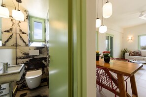 Luxury-Villa | Badezimmer | Dusche, Haartrockner, Bademäntel, Hausschuhe