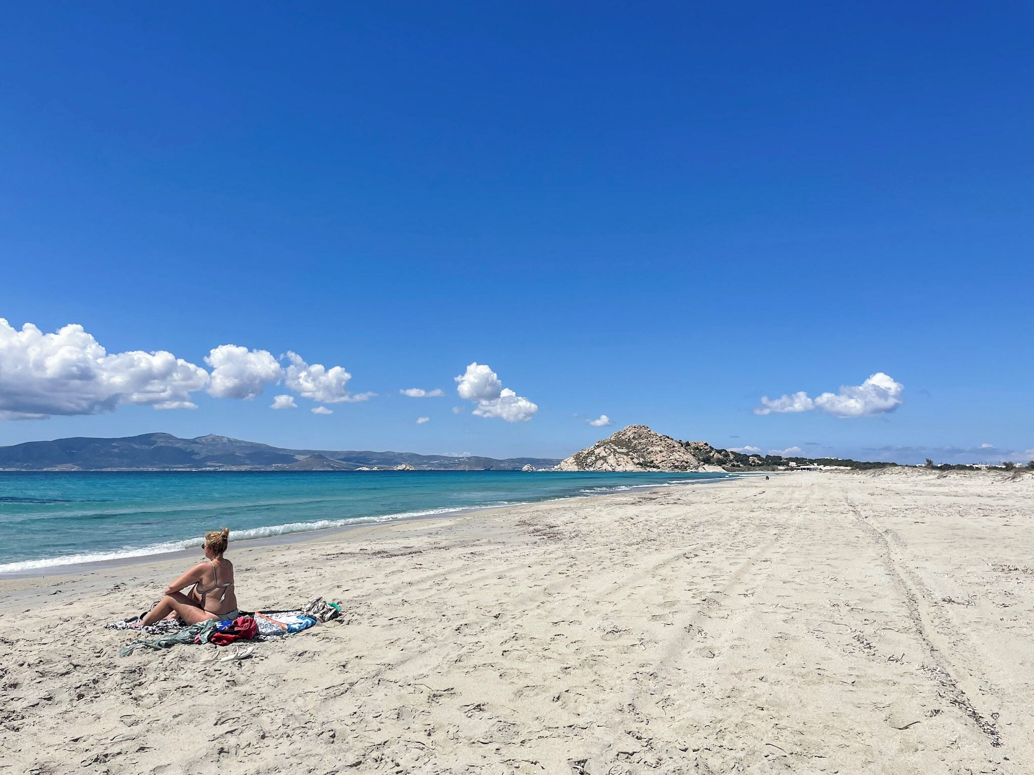 Plage à proximité, sable blanc, chaises longues, parasols