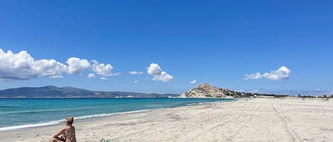 Playa en los alrededores, playa de arena blanca, camastros y sombrillas