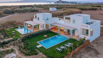 2 outdoor pools, pool loungers