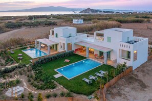 2 piscinas externas, espreguiçadeiras