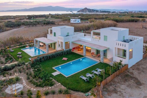 Plioni- Villas With Private Pool & Suites With Hot Tub