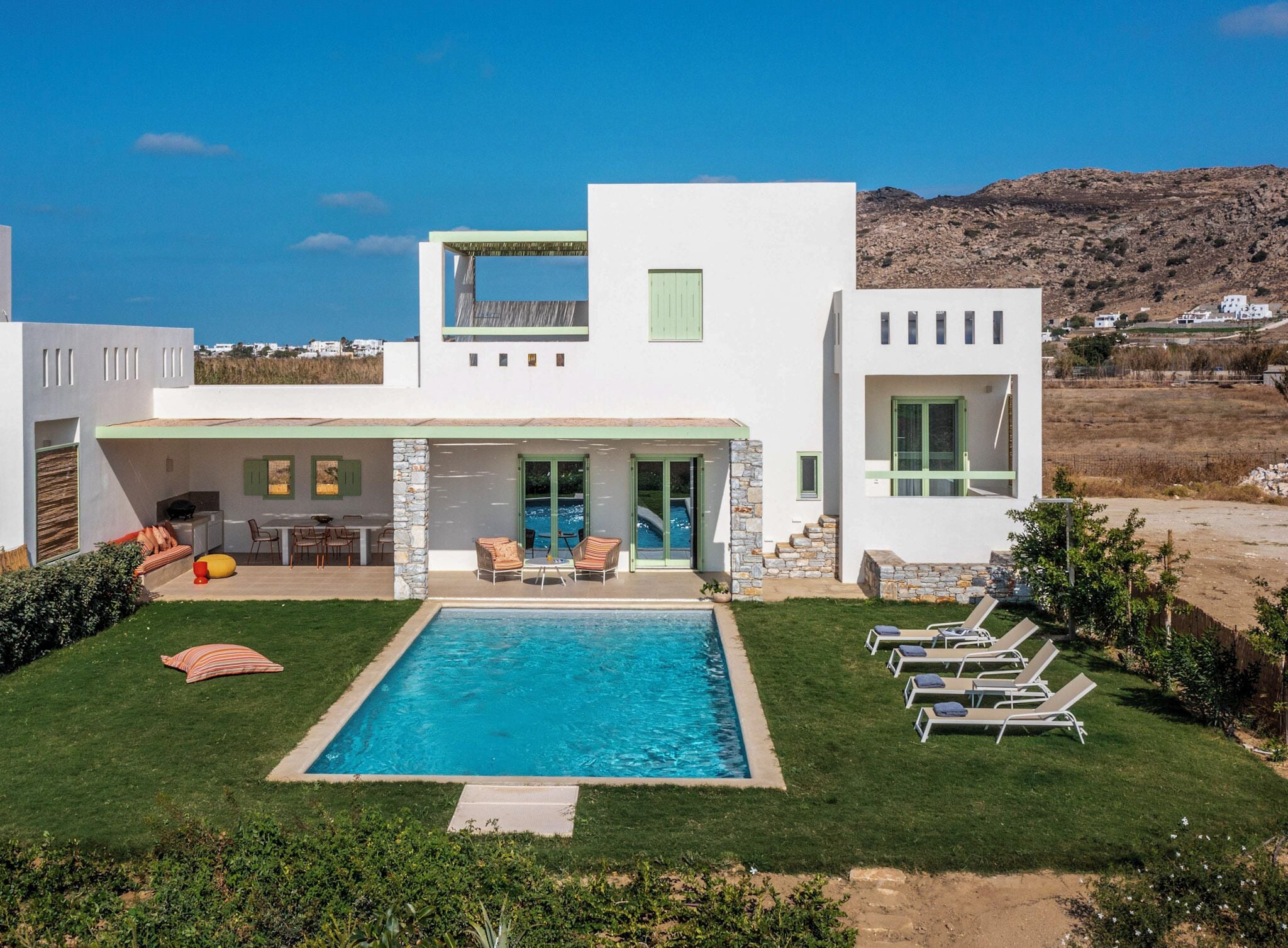 2 outdoor pools, pool loungers