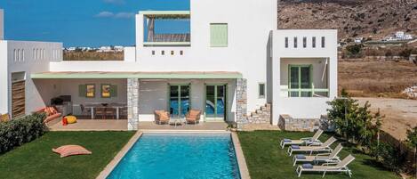 2 outdoor pools, pool loungers