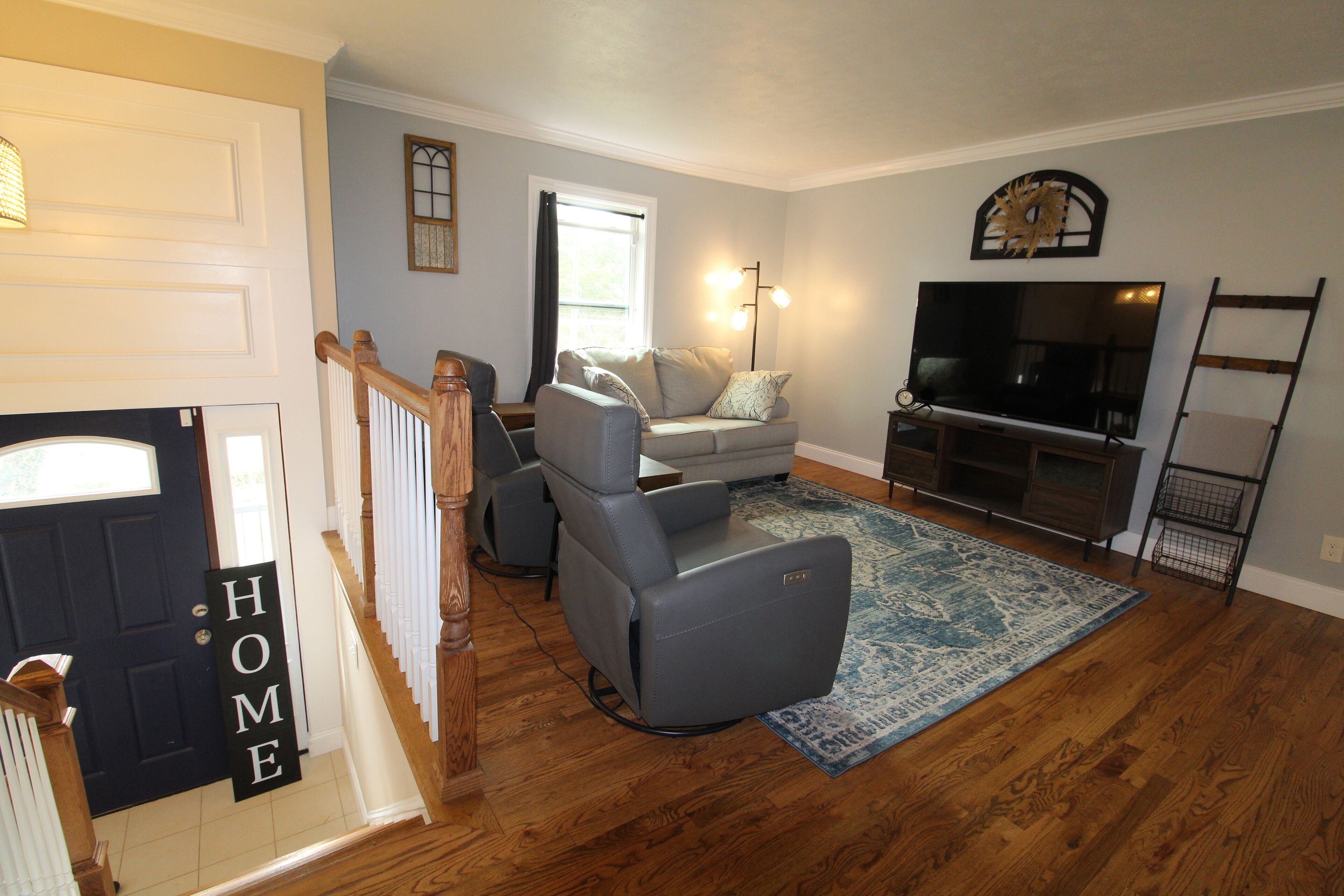 Urban Oasis only 5 mins to UT & Market Square with Private Backyard & Porch