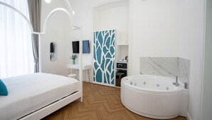 Rom – deluxe, 1 kingsize-seng, spabadekar