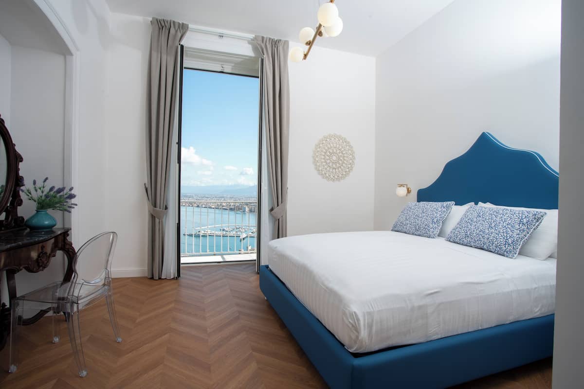 Minibar, brankas, dan didekorasi berbeda-beda
