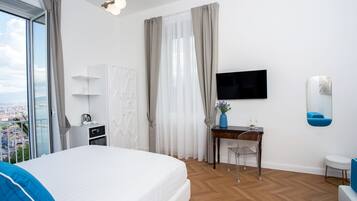 Rom – deluxe, balkong, sjøutsikt | Minibar, safe på rommet, individuelt dekorert og individuelt innredet