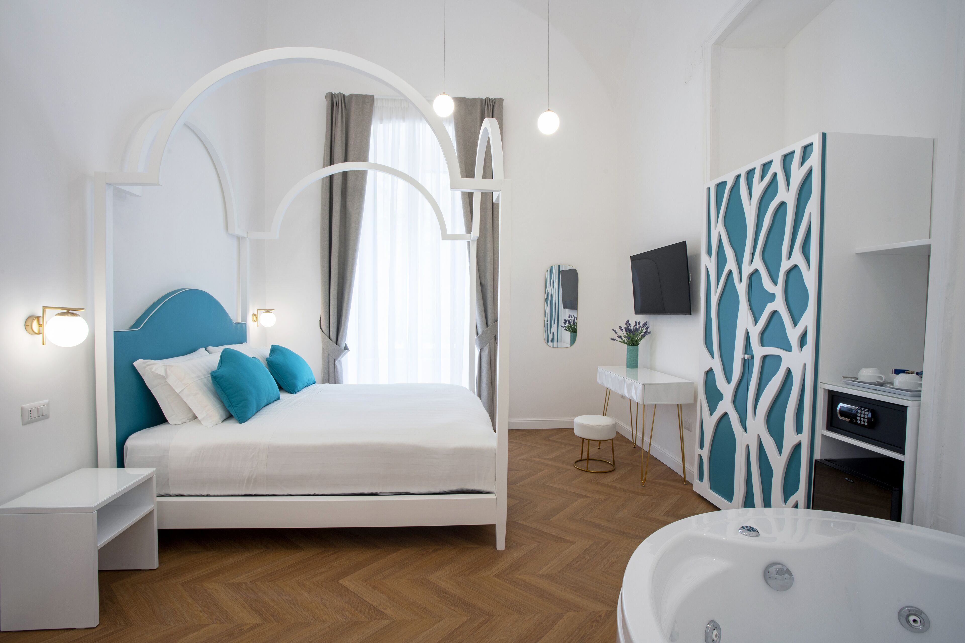 Quarto luxo, 1 cama King, banheira de imersão | Frigobar, cofres nos quartos, individualmente decorados