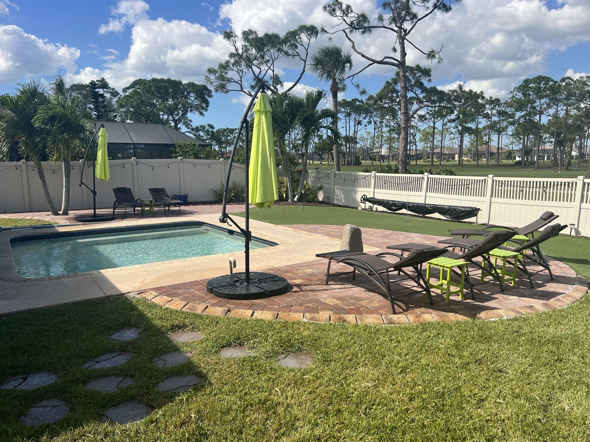 CAPE CORAL on the 7th Hole! Pool! Putting Green! Close to amenities! 