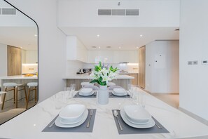 Luxury Apartment, 2 Bedrooms, Non Smoking, Marina View | Dining room